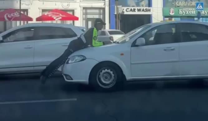 Toshkentda YHX inspektorini kapotda sudragan haydovchiga qarshi jinoyat ishi ochildi