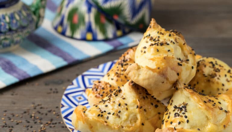 Kechga nima ovqat: tovuq va pishloqdan tayyorlangan turkcha somsa