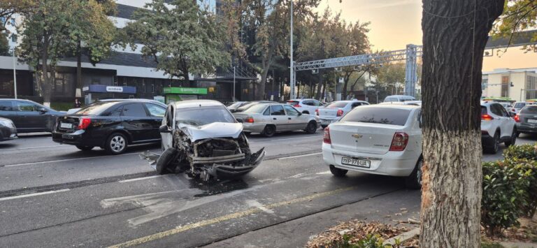 Авария в Ташкенте: Spark вылетел на обочину