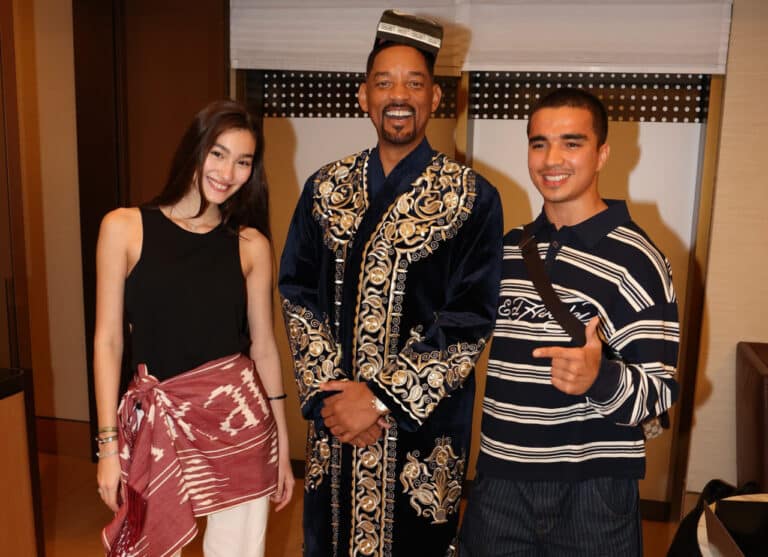 O‘zbekistonlik bloger Uill Smitga chopon sovg‘a qildi