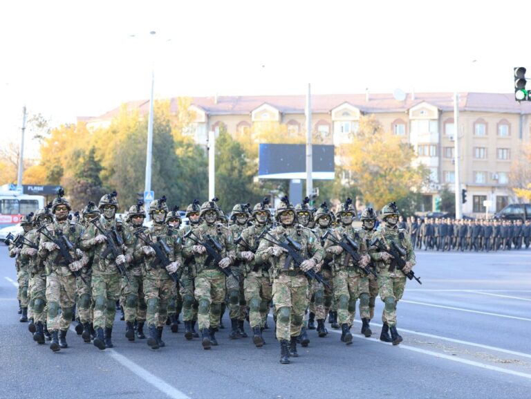 В Ташкенте прошли марш-парады в честь 34-летия флага Узбекистана