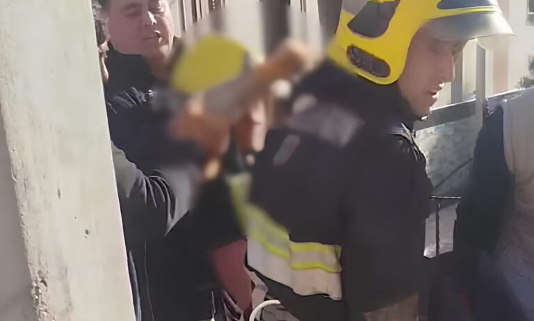 МЧС вытащили парня из-под плит — видео