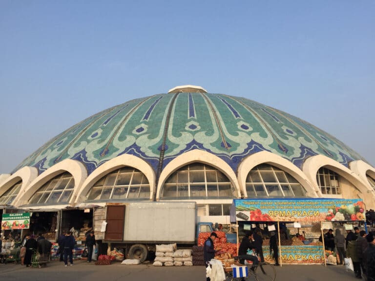 Toshkentdagi bozorlarda tasvirga olish uchun soatiga 5 million so‘m yig‘im joriy etildi