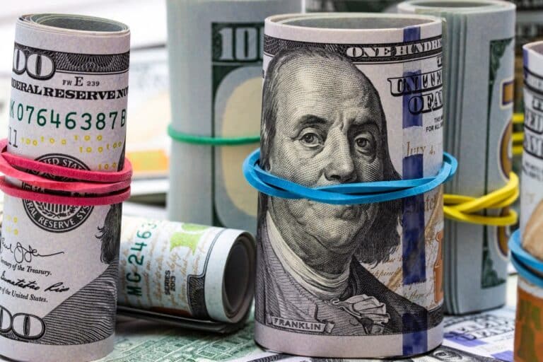 Dollar keskin qulamoqda: 20-noyabr uchun valyuta kurslari e’lon qilindi