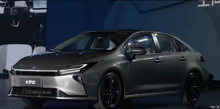 Toyota Corolla 2025 yangicha dizayn bilan taqdim etiladi — foto