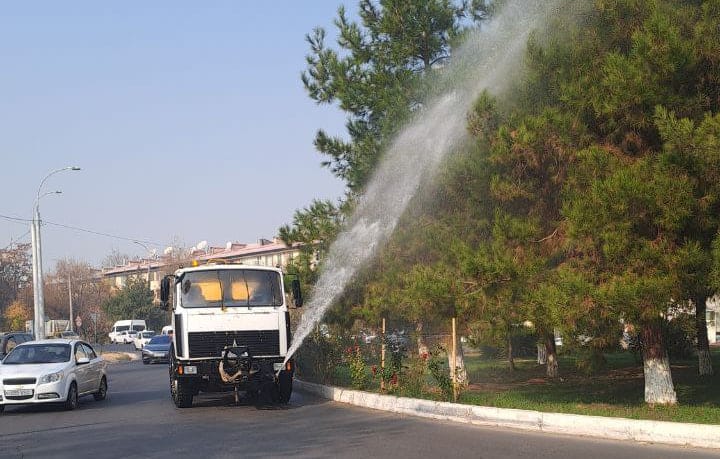 Poytaxtda havo sifatini yaxshilash uchun yo‘llarga suv sepilmoqda — video