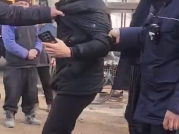 Buvayda tumanida ekoinspektorga kuch ishlatgan hokim o‘rinbosari ishdan olindi — video