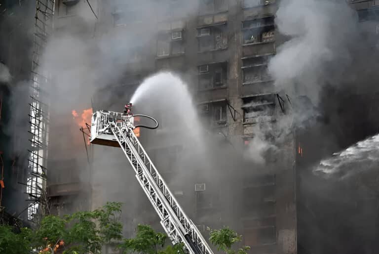 Число погибших при пожаре в Гонконге выросло до 65 человек