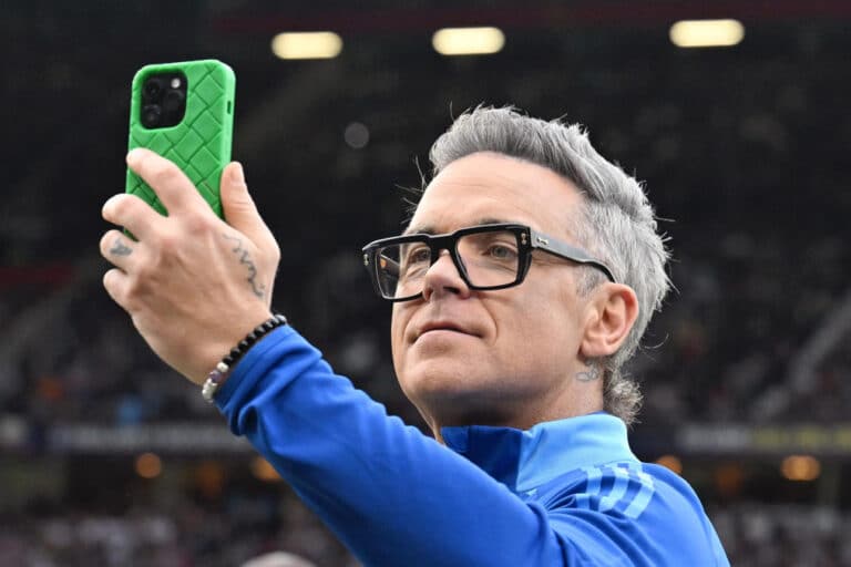 Robbie Williams Warns of Possible Vision Problems Linked to Weight-Loss Injections