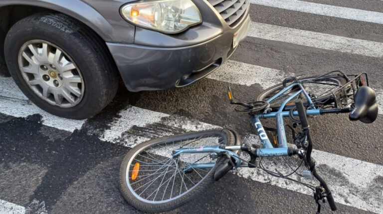 Andijonda Tracker haydovchisi velosipedchini urib yubordi