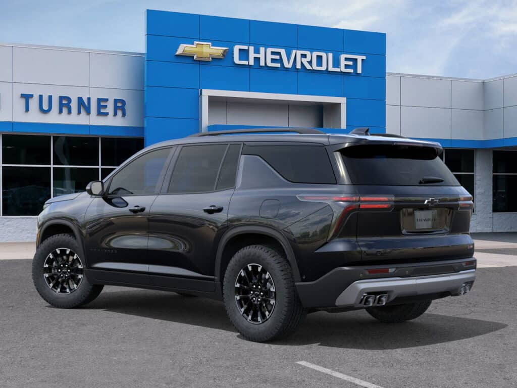 Chevrolet Traverse Z71 у дилерского центра: черный декор, LED-оптика и настоящие выхлопные патрубки.