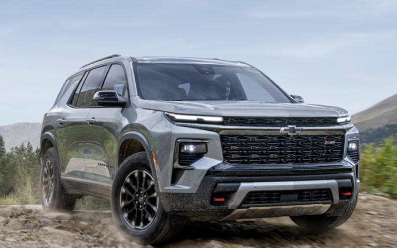 Chevrolet Traverse Z71 на бездорожье: кроссовер с клиренсом 7,7 дюйма преодолевает грунтовку, подъемы и неровности в режиме Terrain.