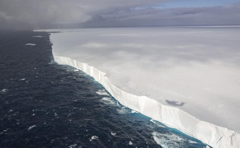 В Атлантике гигантский айсберг А23а раскололся на части