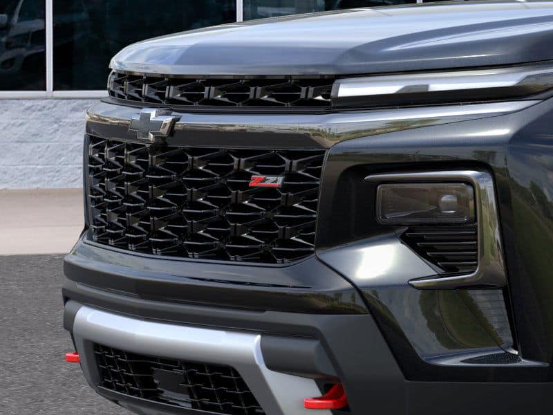 Передняя часть Chevrolet Traverse Z71 2026: черная решетка радиатора с шильдиком Z71, LED-оптика и усиленный бампер.