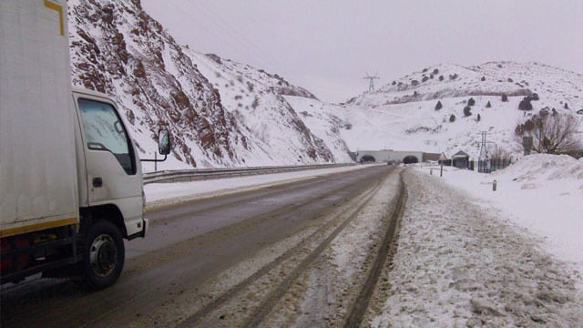 Qamchiq dovonida qor yog‘gani sabab ehtiyot choralar kuchaytirildi — video