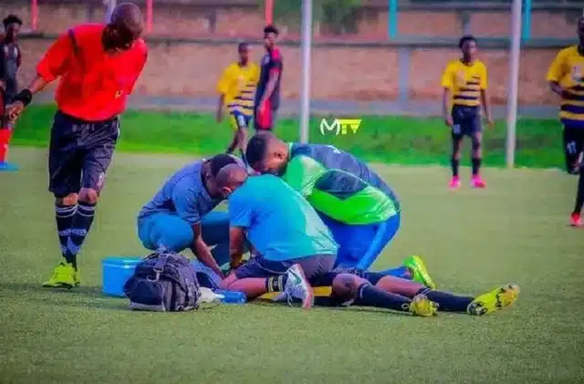 Burundida futbolchi tanga yutib yuborishi oqibatida maydonda vafot etdi