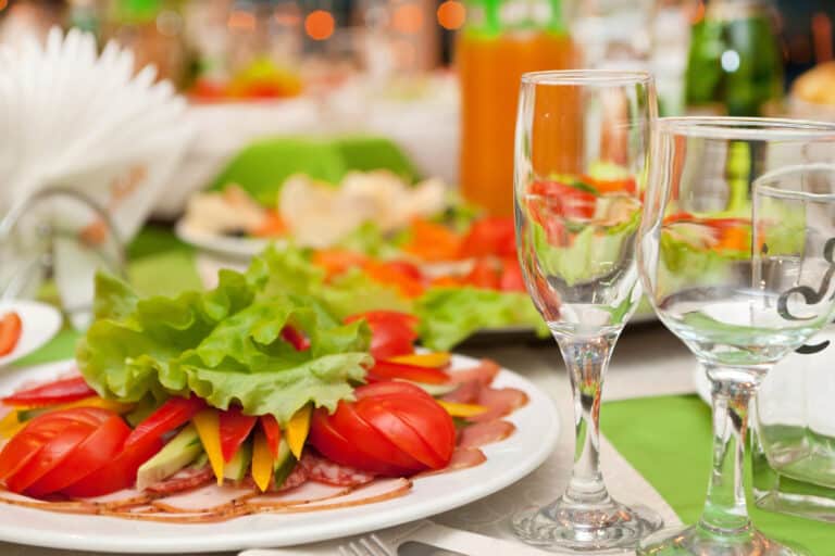 10 самых популярных салатов на Новый год 2026: рецепты и калорийность