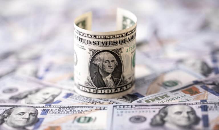 Dollar ketma-ket oltinchi kuni oshdi: 12-dekabr uchun valyutalar kursi e’lon qilindi