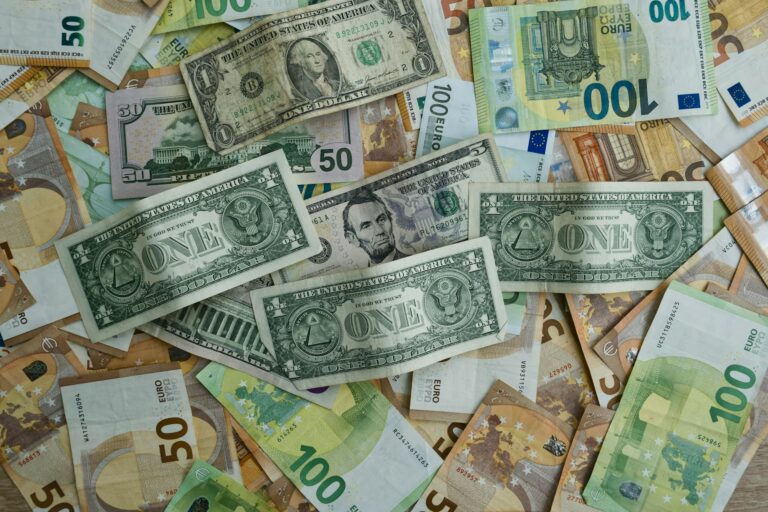 Сколько стоят доллар и рубль в банках 17 декабря