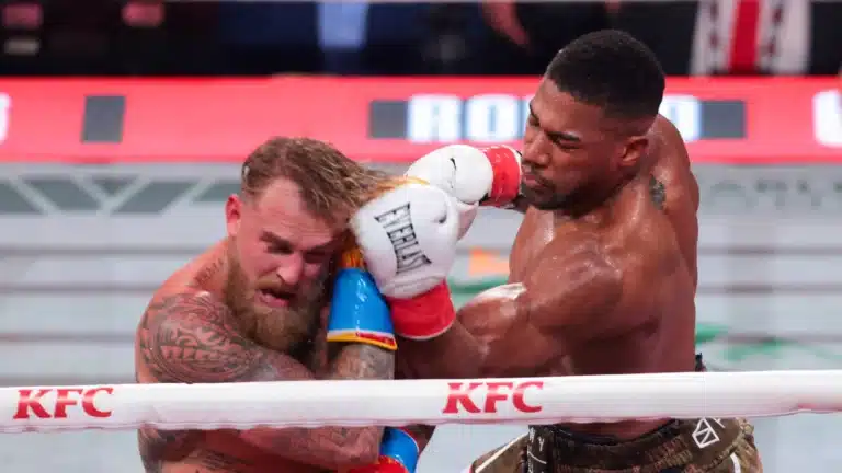 Джошуа нокаутировал Пола и сломал ему челюсть в Майами