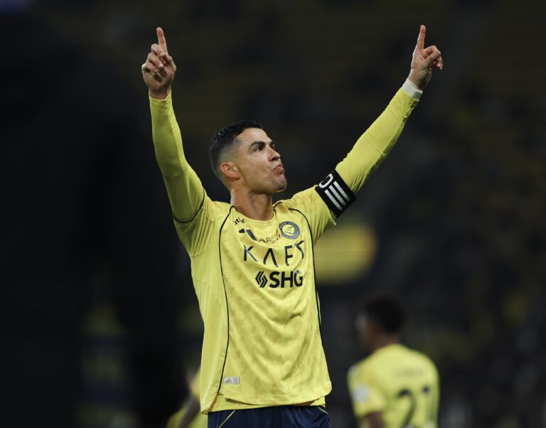 Роналду пишет историю: дубль Аль-Ахдуду и 956-й гол в карьере