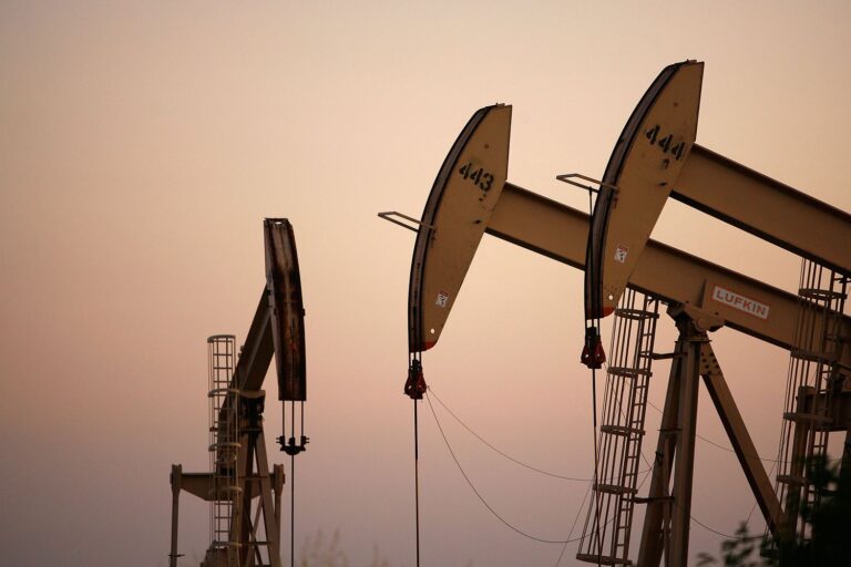 Oil Prices Fall More Than $1, Oversupply Concerns Weigh on Market