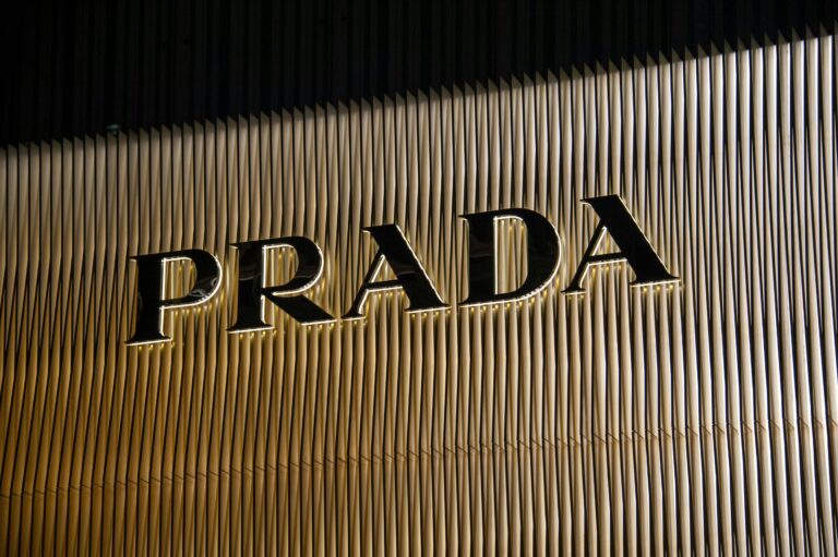 Prada теперь носит Versace
