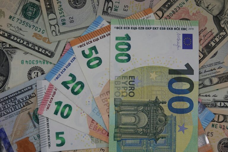 В каких банках выгоднее обменять доллар и рубль 19 декабря