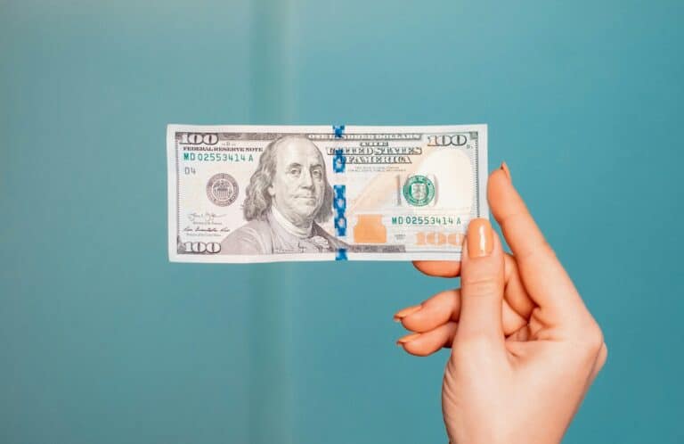 В каких банках выгодно обменять доллар на 22 декабря