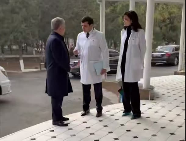 Shavkat Mirziyoyev Gulistondagi portlashda jarohat olganlarni borib ko‘rdi — video