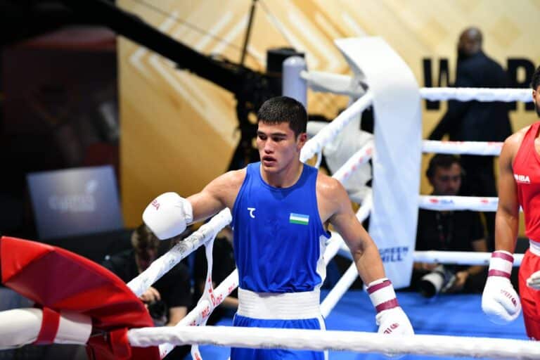 Победа и легенда: Жавохир Умматалиев выходит вперед и жмет руку Рою Джонсу