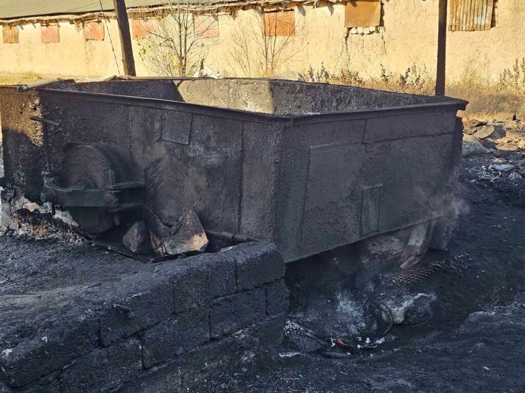 Samarqandda avtomobil ballonlarini yoqib yem tayyorlagan cho‘chqaxona egasiga chora ko‘rildi 