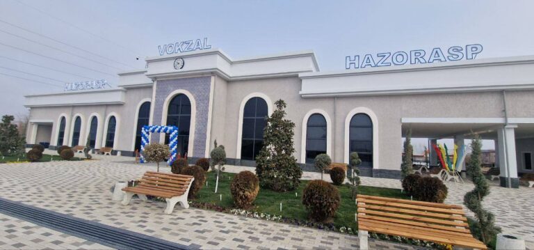 В Хазараспе открыли обновленный железнодорожный вокзал с VIP-входом