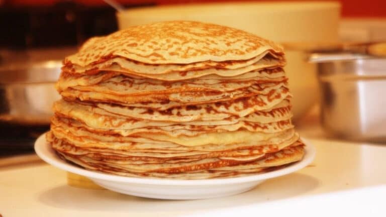 Ertalabki nonushta: smetana va murabboli quymoqlar