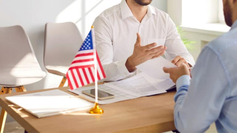 AQSh muhojirlarga ishlash uchun ruxsat muddatini qisqartirdi