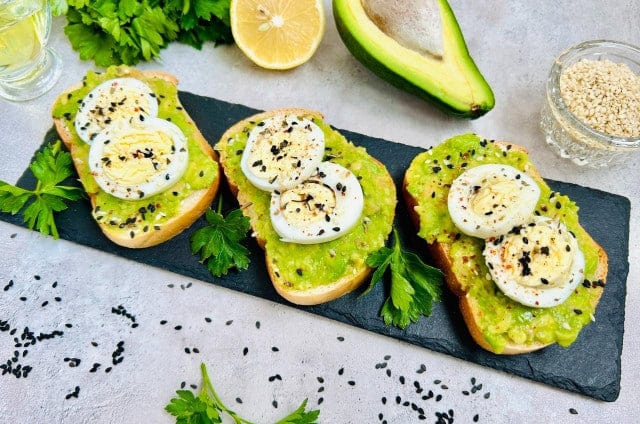 Ertalabki nonushta: Avokado va tuxumli tost