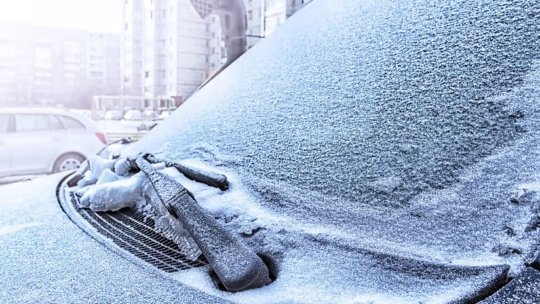 Mashina oynasidagi muzni eritish uchun noodatiy usul tavsiya qilindi