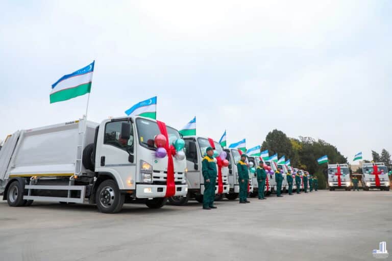 Surxondaryoda «Toza hudud» muassasasiga 12 ta yangi maxsus texnika topshirildi