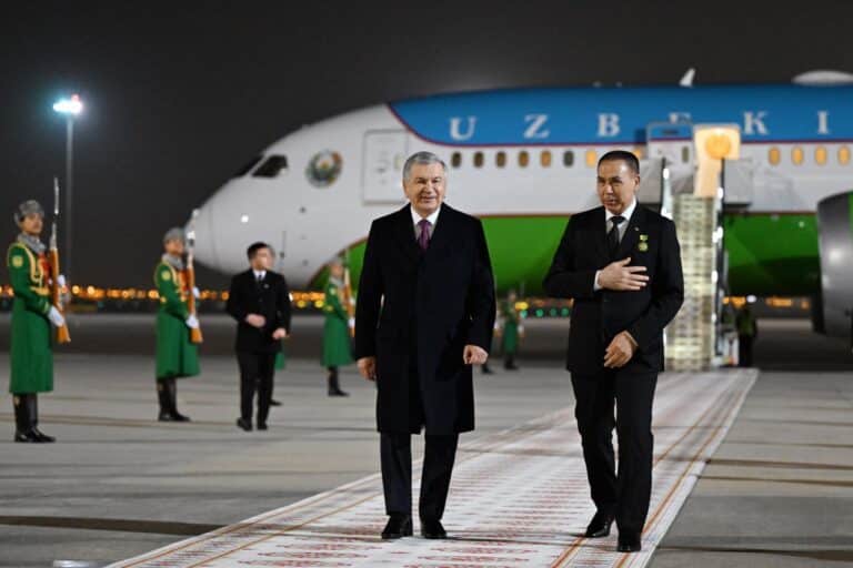 Prezident amaliy tashrif bilan Ashxobodga yetib bordi — foto