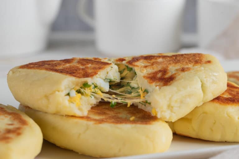 Ertalabki nonushta: pishloq va ko‘katli pirojkalar