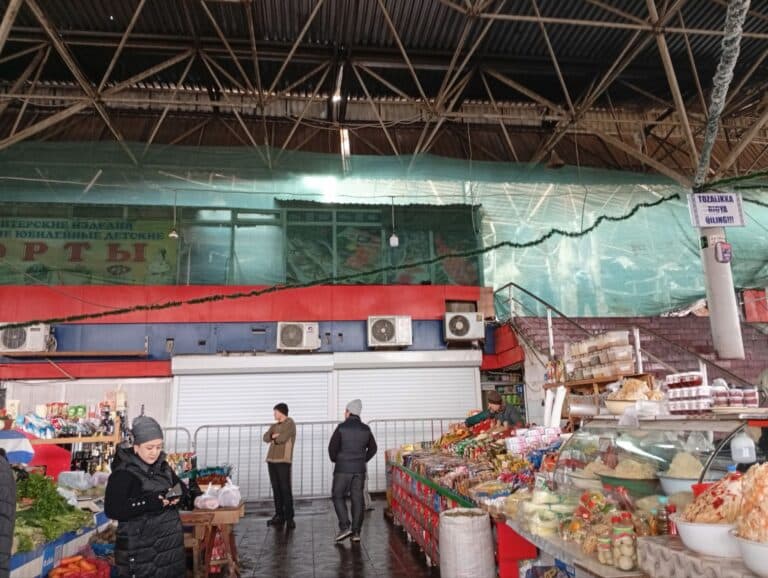 Утро после пожара: рынок «Кадышева» продолжает работу в обычном режиме