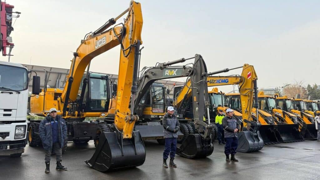 586 единиц спецтехники подготовили в Ташкенте к зиме