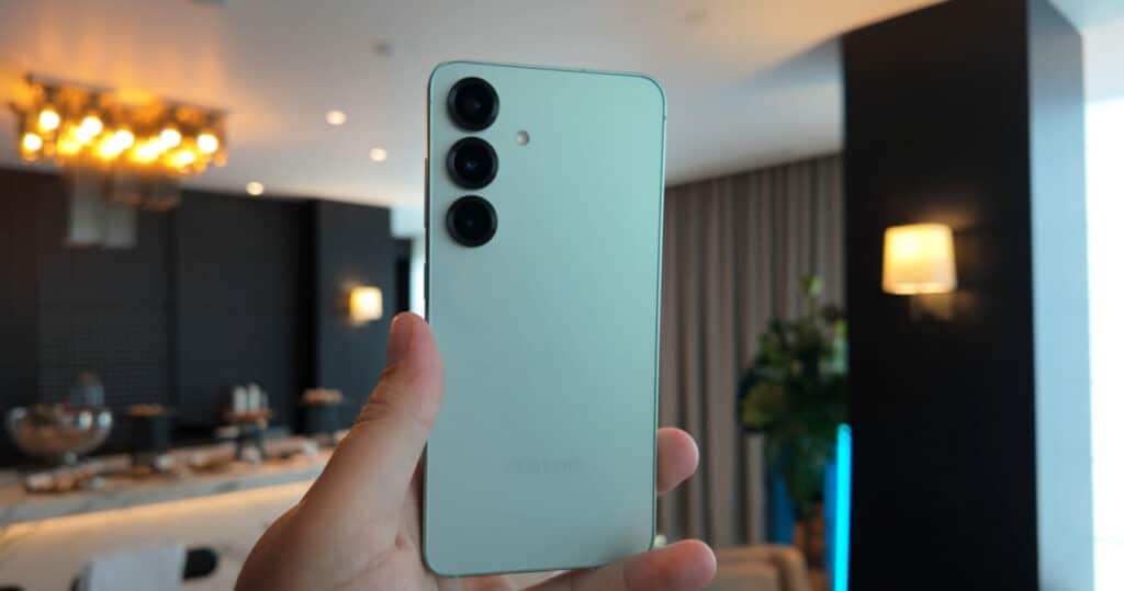 Samsung Galaxy S25 FE iPhone 17 ga qaraganda yaxshiroq displeyga ega ekanligi ma’lum bo‘ldi