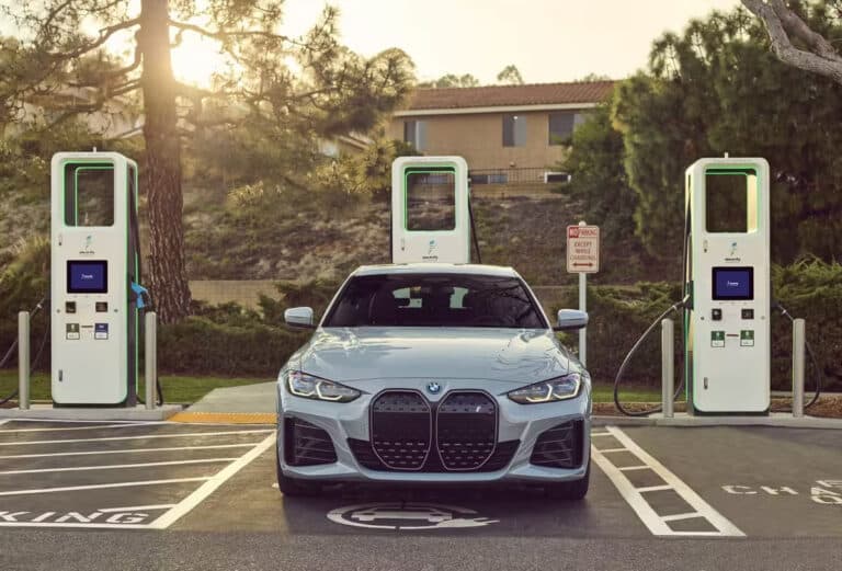 BMW elektromobillari Tesla Supercharger tarmog‘iga ulandi