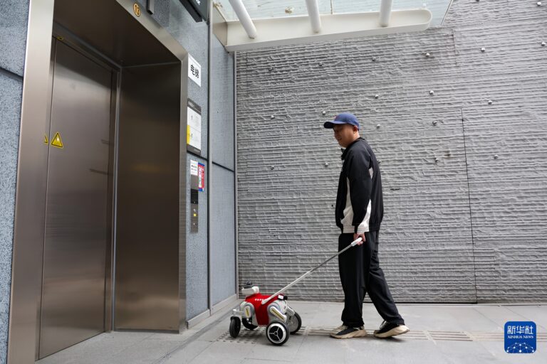 В метро Шэньчжэня начали тестировать робота-поводыря