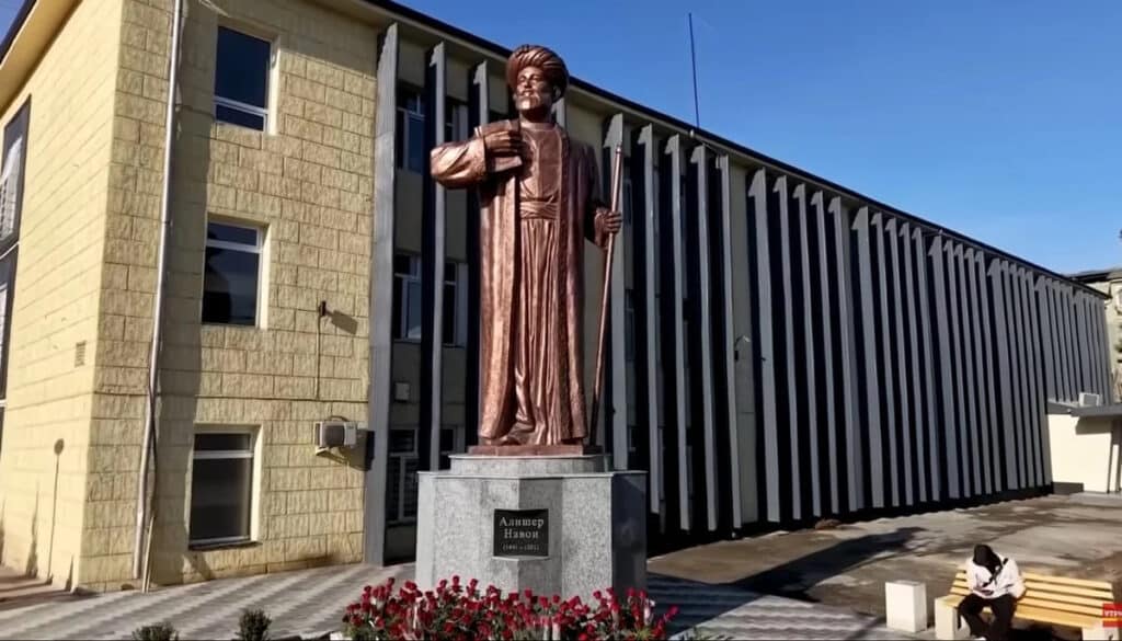 O‘sh shahrida Alisher Navoiy haykali va Navoiy nomidagi shohko‘cha ochildi