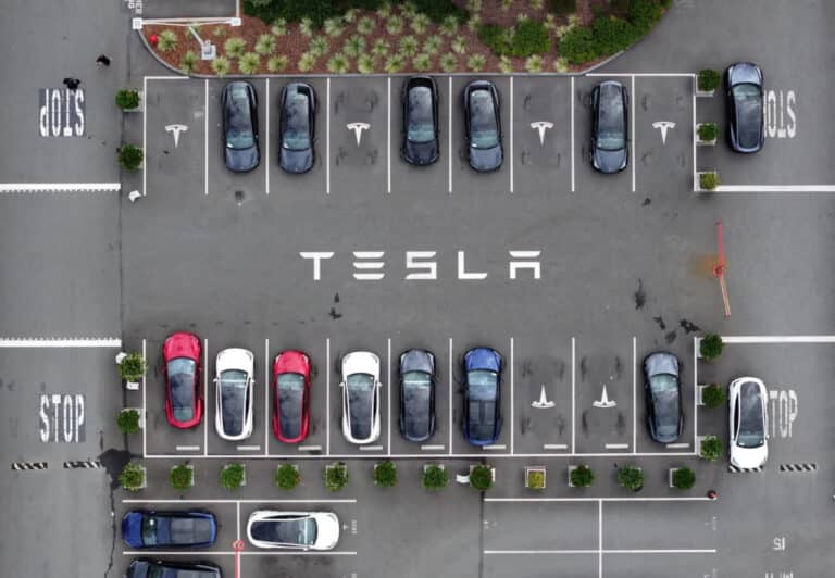 Tesla Ostinda haydovchisiz robotaksi sinovlarini boshladi