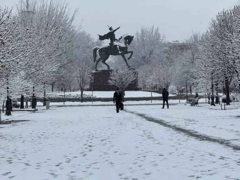 В Ташкенте выпал первый снег — фоторепортаж