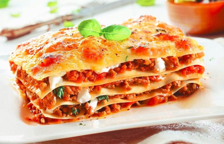 Kechga nima ovqat: klassik lazanya qanday tayyorlanadi