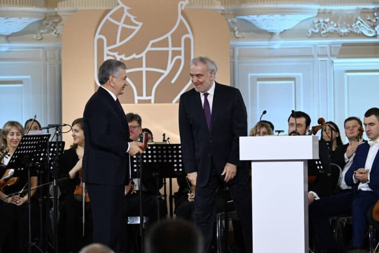 Putin Mirziyoyev, Japarov va Rahmonni mukofotladi